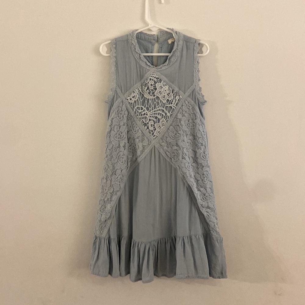 Pretty light blue girls summer dress with lace details. Size S, 5-6